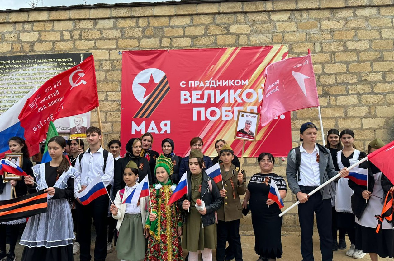 Коллектив комплексного центра социального обслуживания населения Минтруда Дагестана в Дербентском районе присоединился к акции «Знамя Победы».